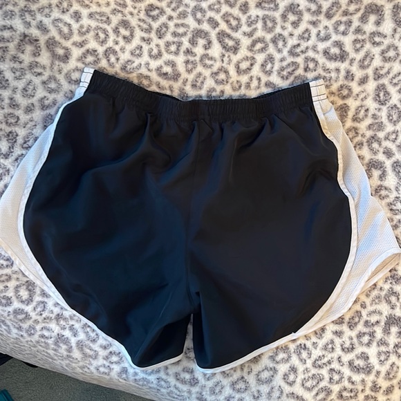 Nike Dri-FIT Tempo Girls Youth XL (Fits Adult Small) Black with White Accents - Picture 2 of 3